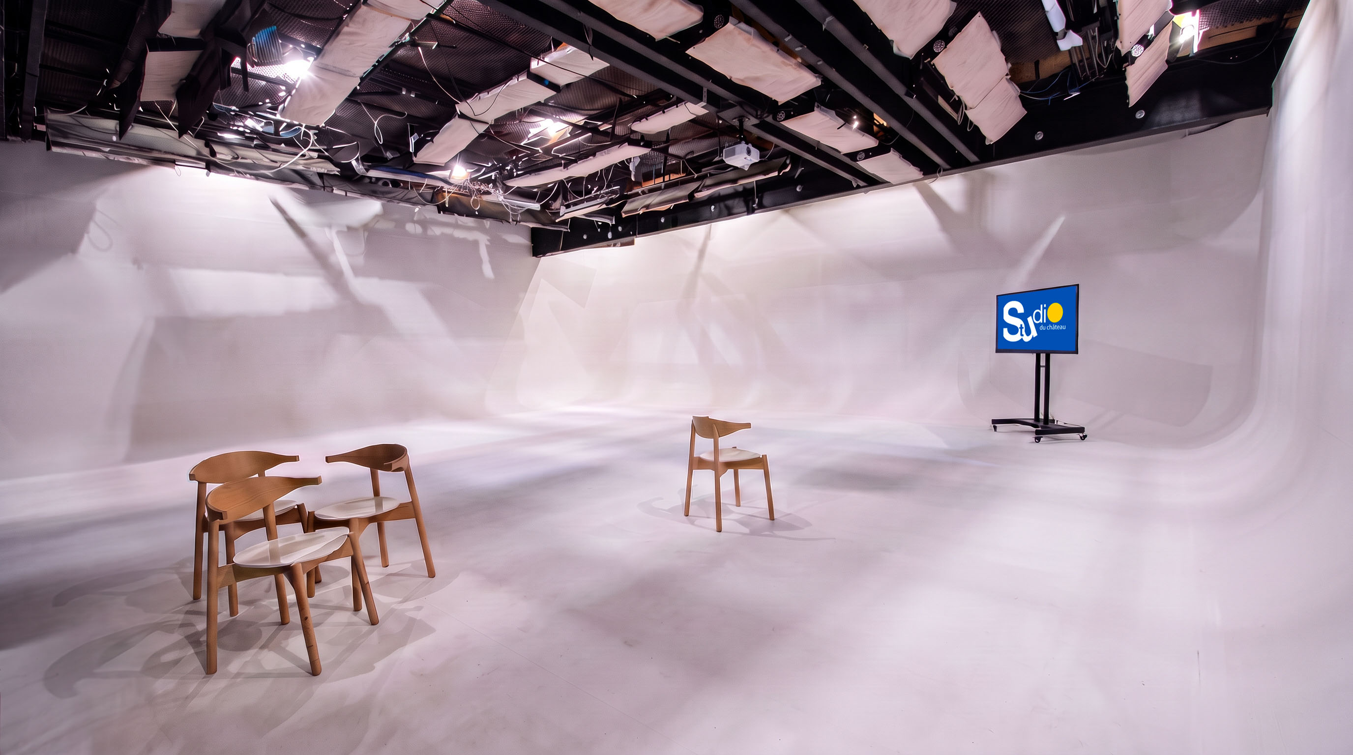 Wide view of Studio du Château in a white studio configuration in Montreal